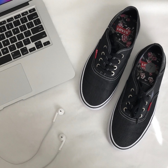 Levi's Shoes - Levi’s canvas shoe